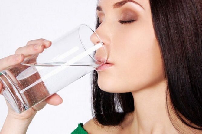 drikkevann for å forynge huden