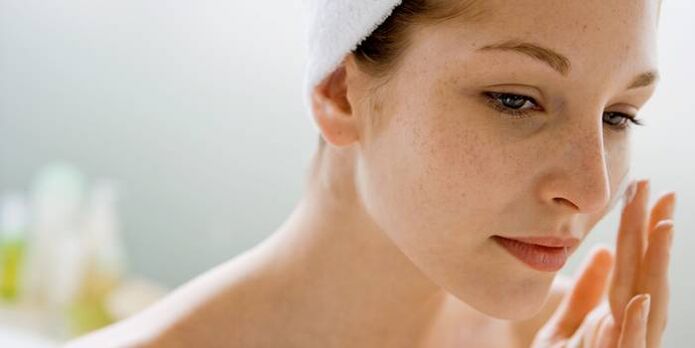 Regelmessig bruk av essensielle oljer for å fukte ansiktets hud